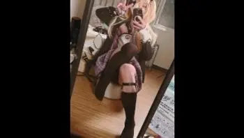 可爱的伪娘Cosplay原神菲谢尔，在镜子前玩弄他的大老二-aroma