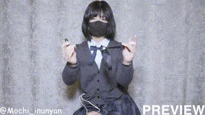 (预览版) 日本学生妹书包里的课本被换成性玩具，自慰至尿失禁-mochi_inunyan 动图预览