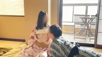 在浴衣中舔她的胸部，就像在温泉中婴儿一样，传统的日本旅馆♡业余无尽-aoimaria117