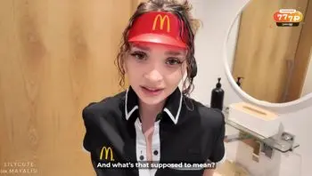 可爱的麦当劳女孩弄错了订单但彻底补偿了-lily cute