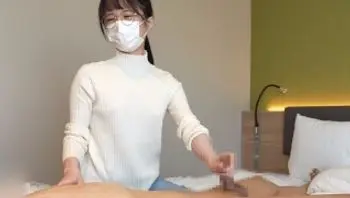 扮演图书管理员的日本女孩在坐脸时给一个男人打手枪。-cosplayhands