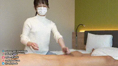 扮演图书管理员的日本女孩在坐脸时给一个男人打手枪。-cosplayhands 动图预览