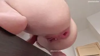 蹲在桌子上被哥哥的到肉棒爆插小穴👅淫汁一直流个不停，两个肉洞都被射的满满的，白汁一直往下流💦