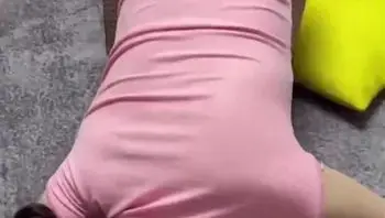 【你拍的一般都是放到国产精品分类吧，然后标签自拍？】她真的太会了，什么都知道，这么漂亮的女神居然会毒龙舔屁眼？还跪在地上舔男主的脚，第一次见这么顶级的反差婊！