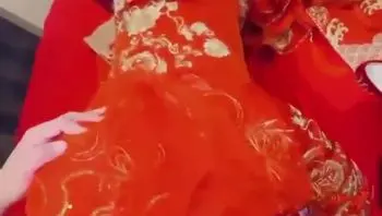 宾客散去，新婚之夜，新娘婚礼全程穿着开裆丝袜，春宵一刻值千金，男主开始疯狂操逼