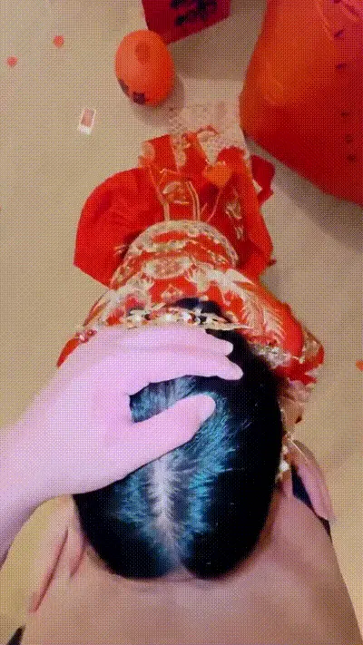 宾客散去，新婚之夜，新娘婚礼全程穿着开裆丝袜，春宵一刻值千金，男主开始疯狂操逼 动图预览