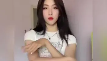 【原来鸡巴打=大真的能找到女神级别女友啊！】男主翻转摄像头的时候我懵了，以为是郎才女貌的一对，没想到单单因为这根粗鸡巴谈上的，这女的也太反差了，一直主动要求后入，还给她颜射了！