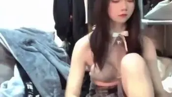 【终于找到这个完整版了！附全部生活照】超级可爱的反差学生妹，表面这么清纯，没想到床上居然这么反差，主动要求老公插自己，听到他说不要还撒娇生气！
