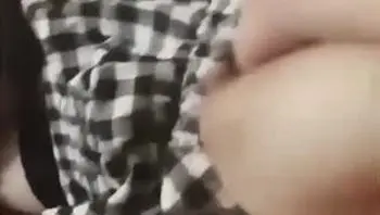 【姐弟乱伦】出租屋里抓着姐姐大奶追剧，受不了了直接后入姐姐大屁股内射