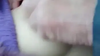 今天在河边看到那天在公园遛弯的大叔在钓鱼，就想上前再勾引一次，还以为他还不会理我，谁知道他见我就像狼见到🐏一样把我扑倒。把钓鱼那点力气全都用在了我身上了，可能是大叔年纪的问题没几下就🐍逼里面了，最后拿鱼竿才让我满足。