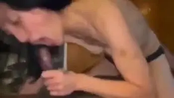 【网曝泄密-熟妇大学教授媚黑门事件】熟妇阿姨被黑人操喷水张嘴颜射，这才是熟女