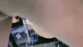 媚黑婊又出来让黑人糟蹋大鸡巴狠狠的抽插，根本不把她当个人纯纯的母狗畜生