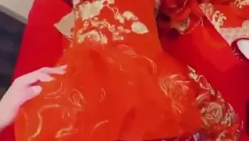 32岁的干姐再次结婚，新婚之夜把我叫到身边说：姐姐今晚最后一次给你，以后再想操我就要偷情了，秀禾服加持下老女少逼疯狂喷水，大力深喉到嗓子深处，排卵期内射！