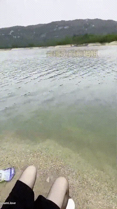 在野外水库边上和亲姐姐露营钓鱼，看着四下无人脱裤子直接激情开操，遭到路人大爷无情驱 动图预览